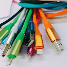 Obrázok pre Nabíjací dátový kábel USB/iPhone, 2M